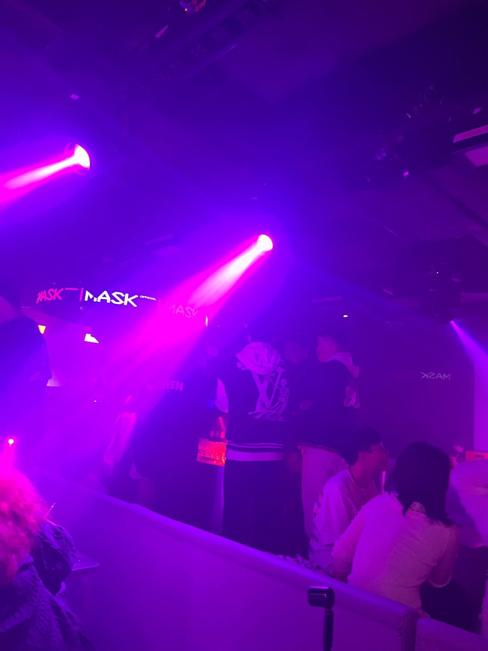 西安必来夜店mask club 和朋友一起过来这边玩 就在钟楼附近 很容易能