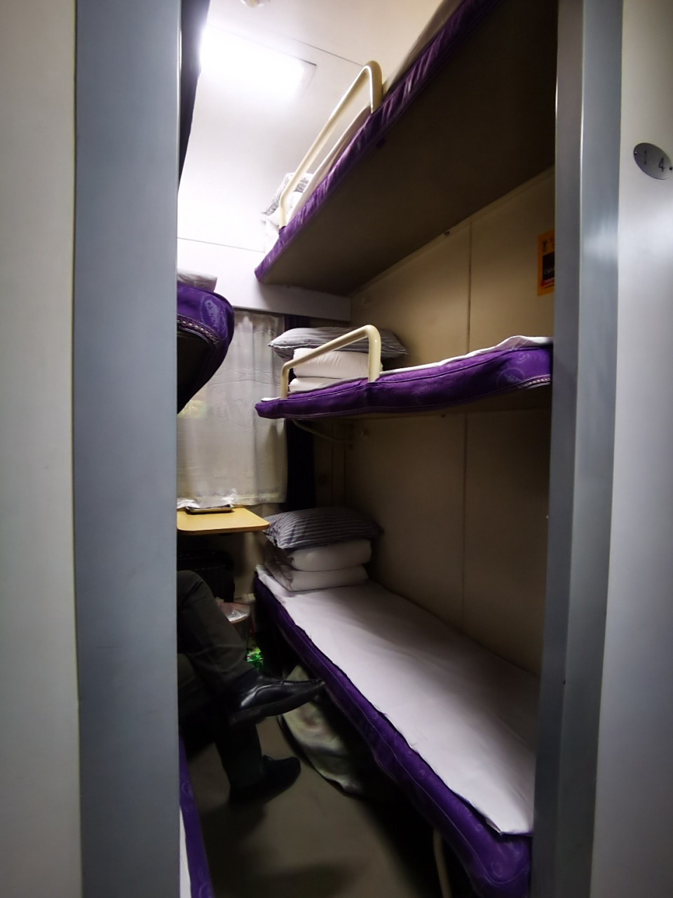 第一次坐火车卧铺,买了个硬卧上铺 	 个人觉得女生很适合上铺,安全