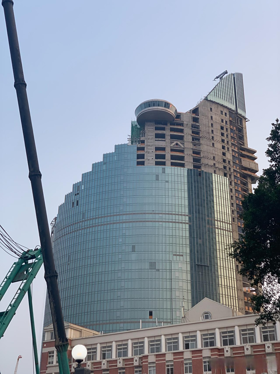 双子塔旁的厦门国际悦海湾酒店看样子外墙也快要施工完毕了,看来三胎