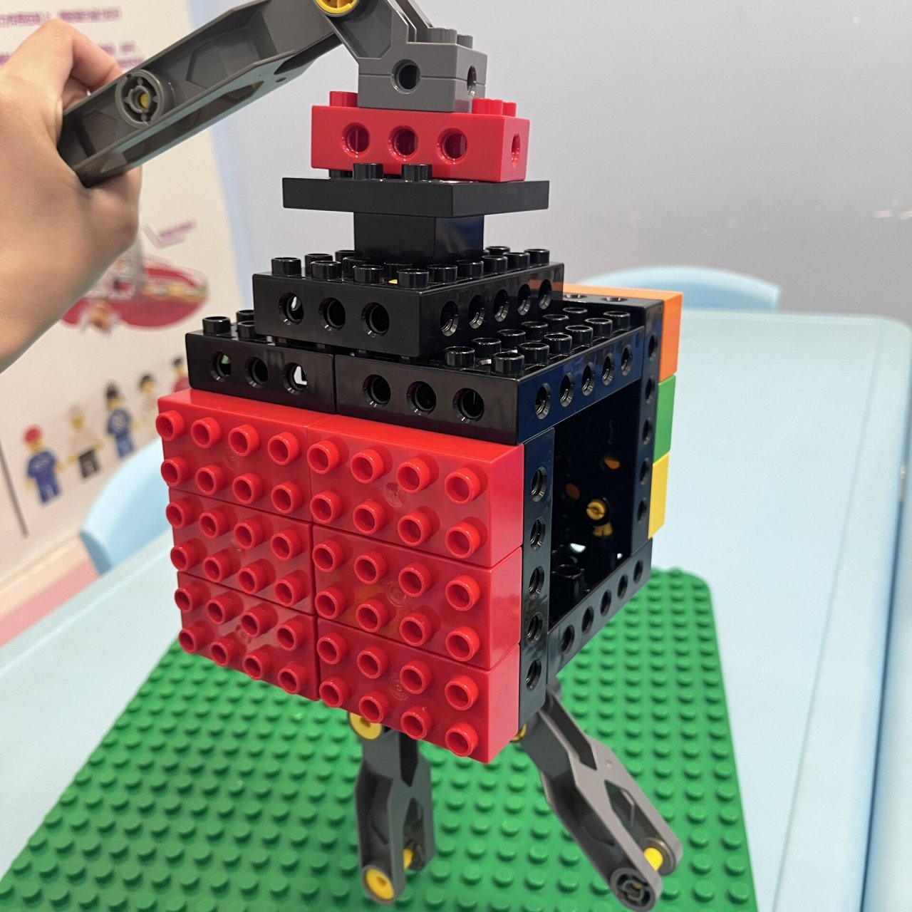 4 乐高《灯笼》 课程主题:《灯笼》 老师:小洋老师 96课程目标: ①