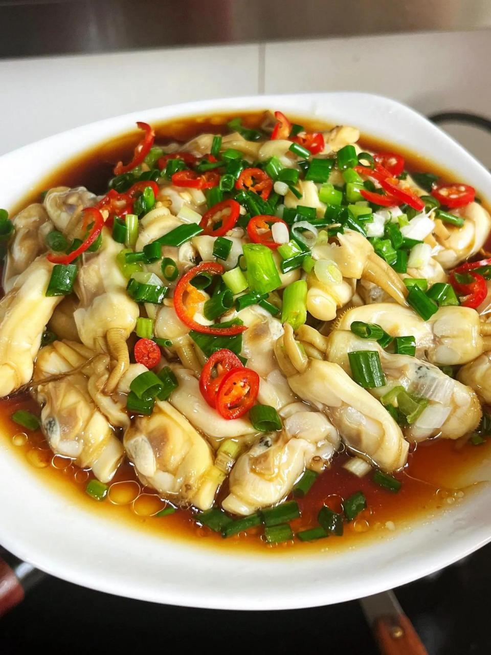 一定要试试这个葱淋蛏子!巨香~ 一道非常简单的家常菜葱淋蛏子!