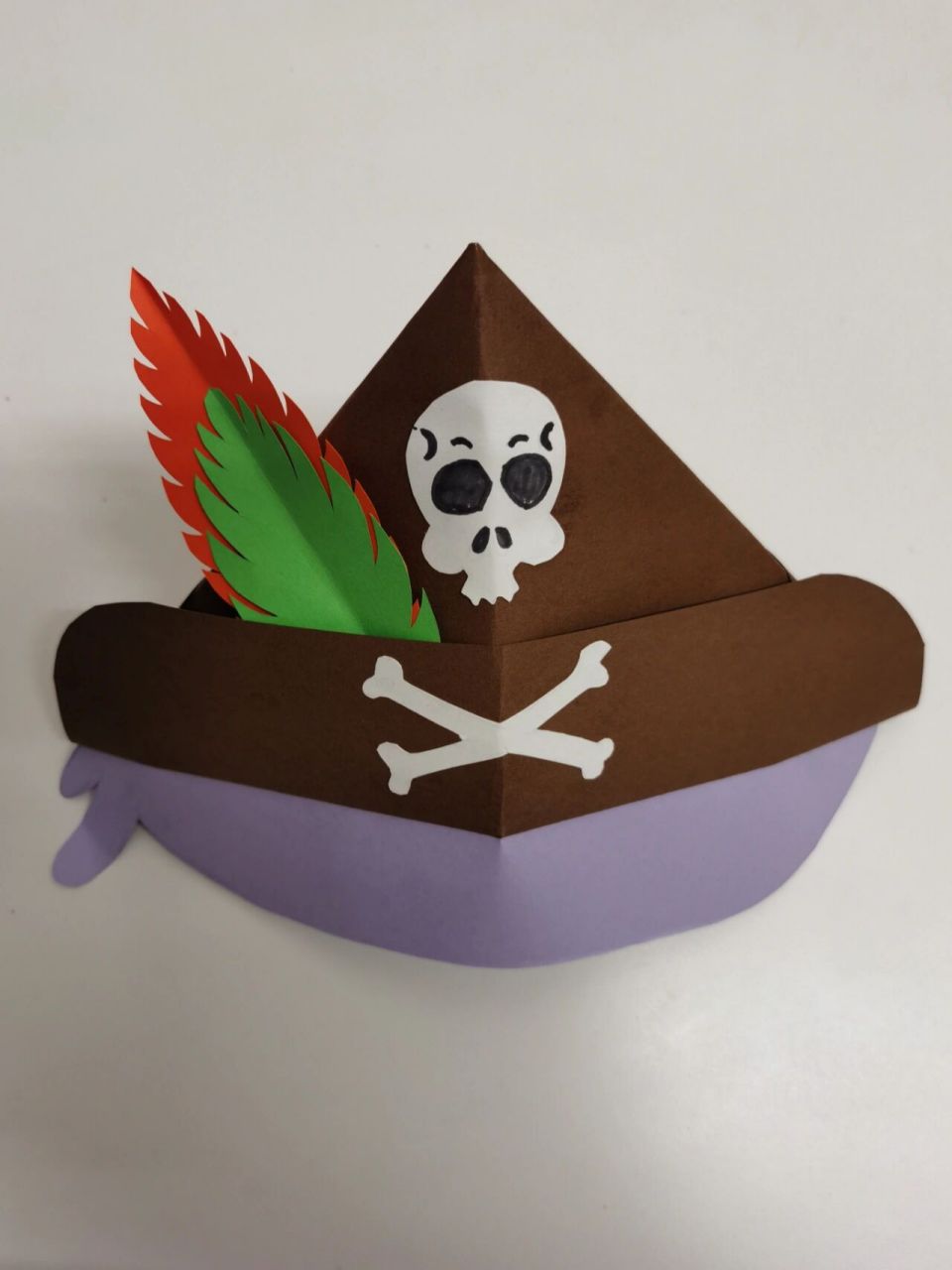 万圣节手工制作---海盗帽 给宝宝做了个海盗帽,家里没有黑色卡纸,就用