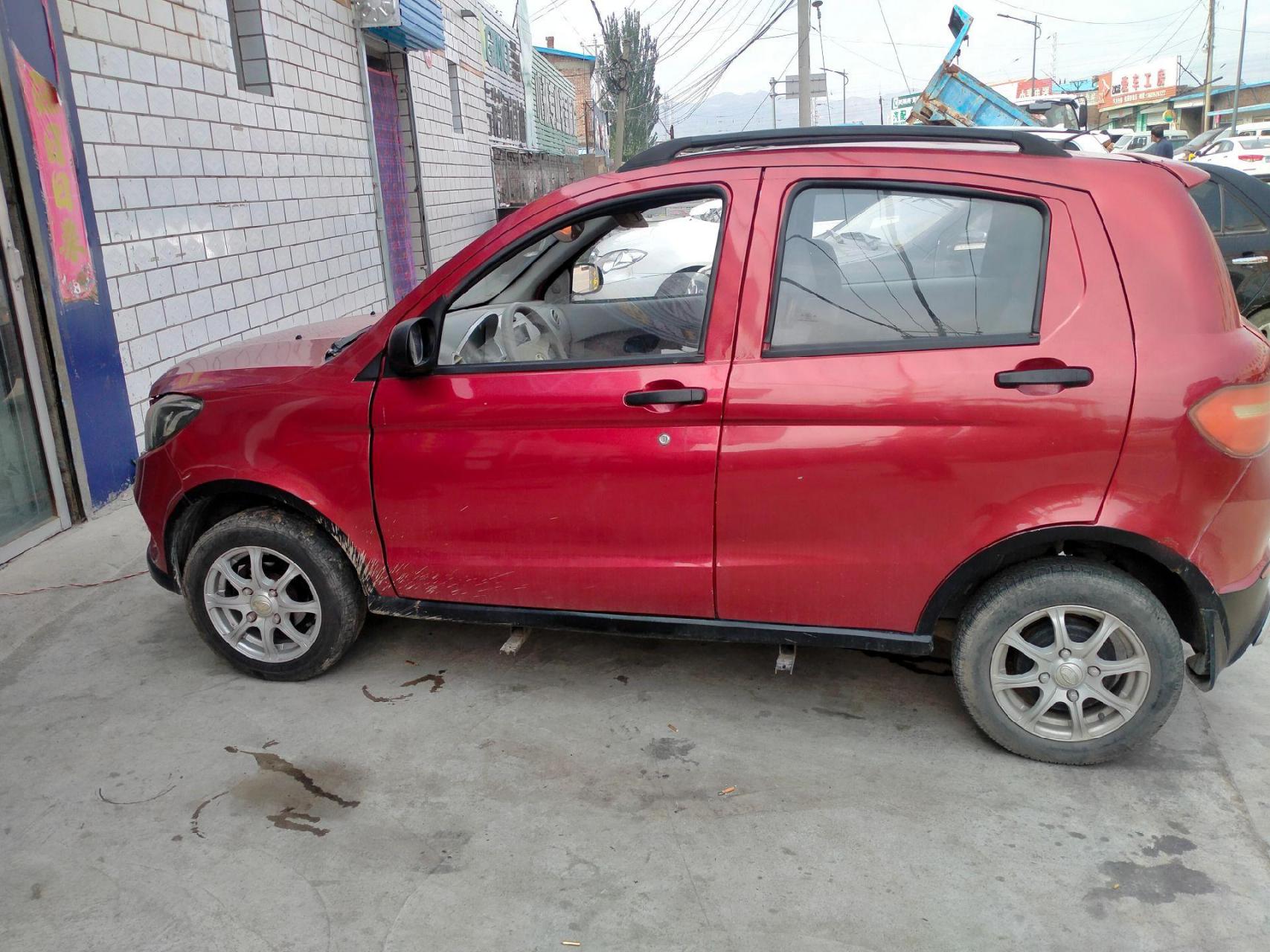 17年7月时风d211四轮电动车,油电两用,5块100a天能60v电瓶,充满电50km