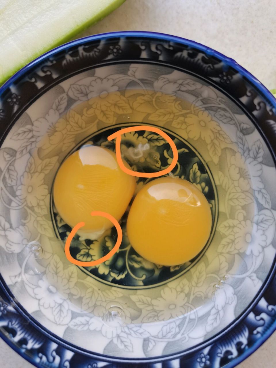 有人知道鸡蛋里面白色的这个是什么吗?能吃吗?