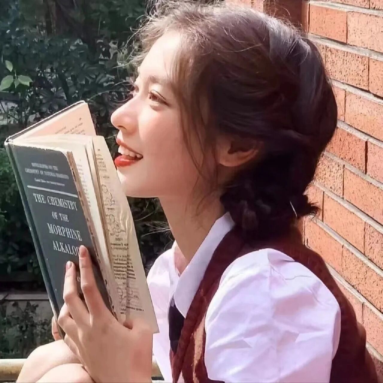 女生头像第6弹|   文艺小众女生头像 表达爱意的方式有很多: 可以是一