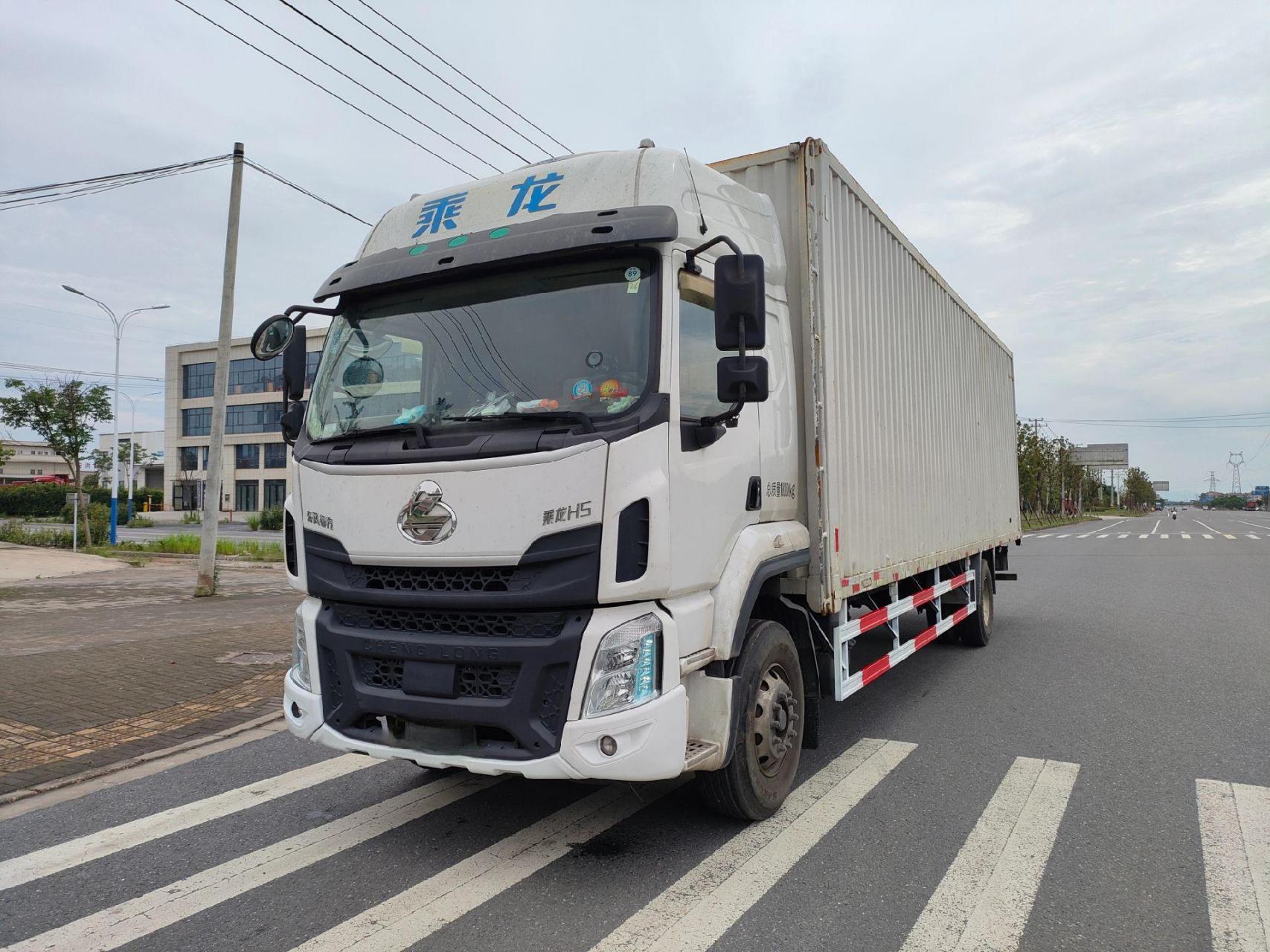 乘龙h5单桥九米八厢式货车,21年6月上户,商业险到9月份,康明斯270马力