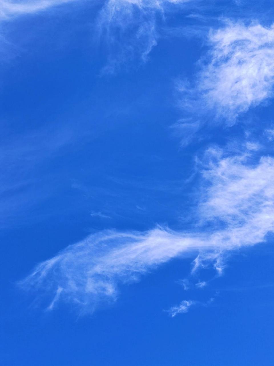 蔚蓝的天空,淡淡的白云. 任思绪纷飞,让思念飘荡.