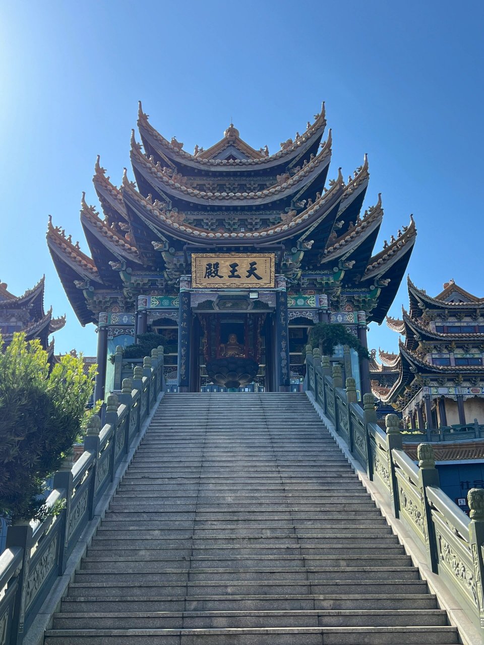 在嵊泗本岛的大悲山景区藏着座宝藏寺庙灵音禅寺.