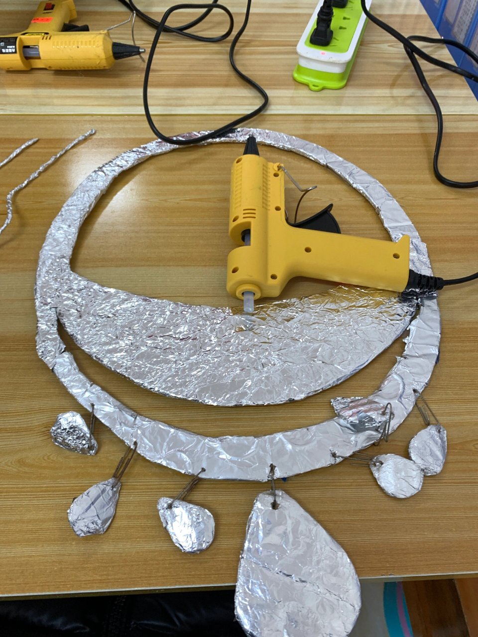 幼儿园手工环创手工银饰 制作是用锡箔纸,做的效果很好看