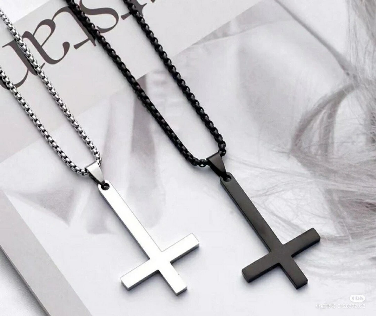 表明的含义是"没有救恩" 逆十字架可以理解为撒旦,厄运的象征,与恩赐