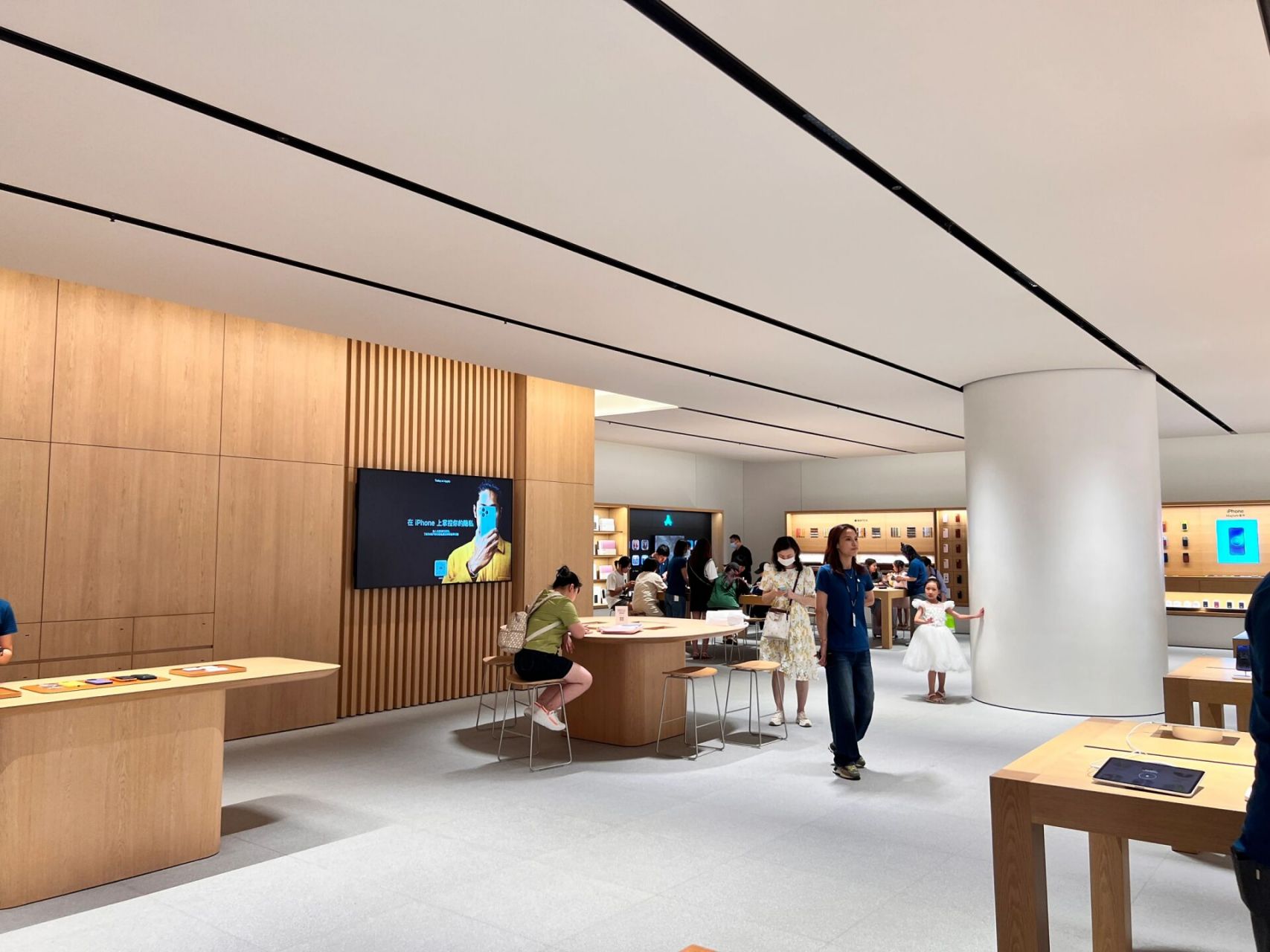 打卡武汉apple store          苹果直营店的陈列总是零售行业的学习