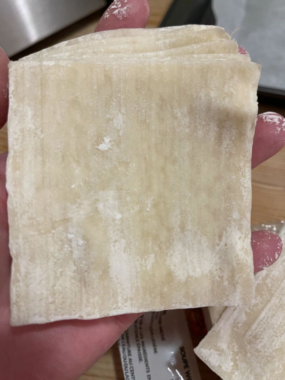 请问这馄饨皮是不是发霉了 图一二上的馄饨皮上面有好多小黑点,(不是