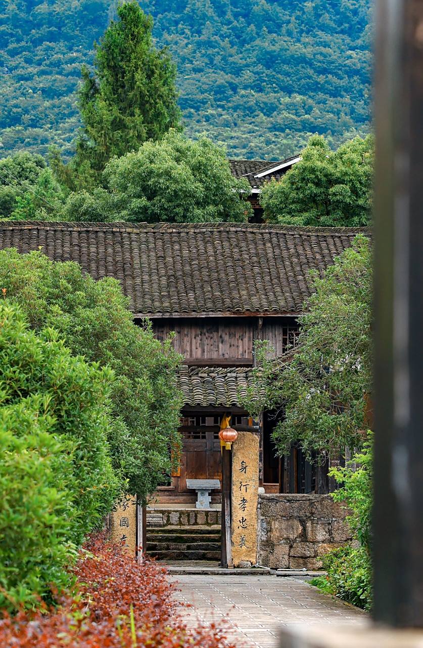 藏在山里的古村-龙潭古寨 龙潭古寨,位于贵州务川县,是一个保存完好的