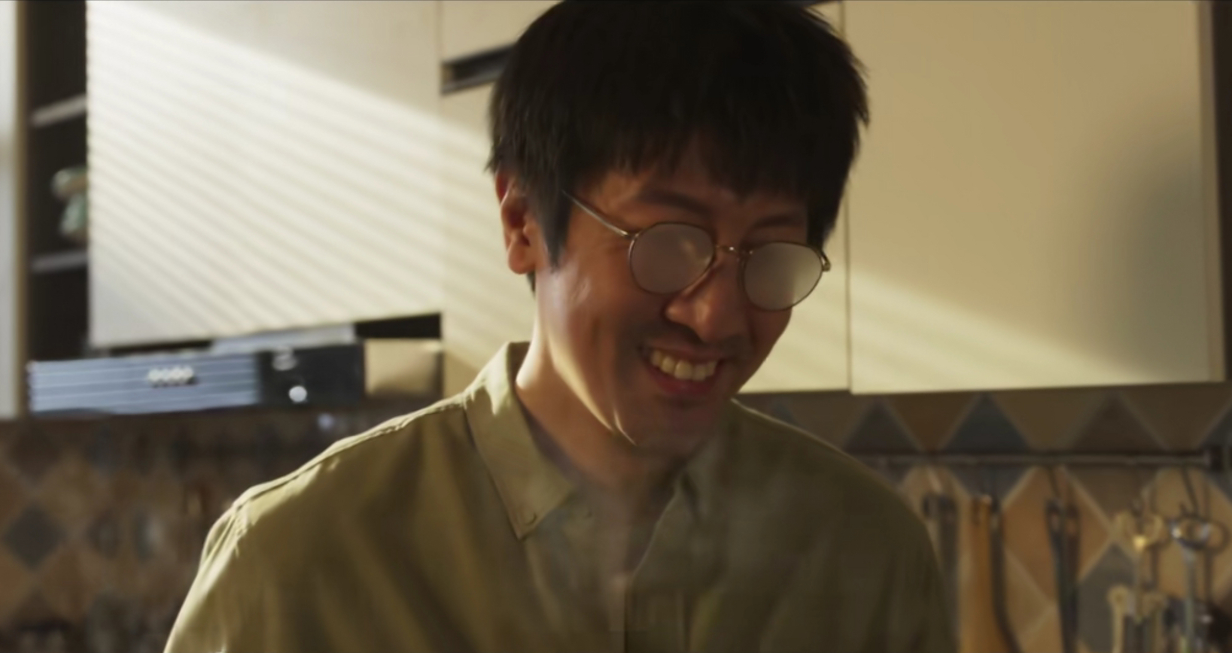 《三体》里张鲁一这个笑容真的太有感染力了.