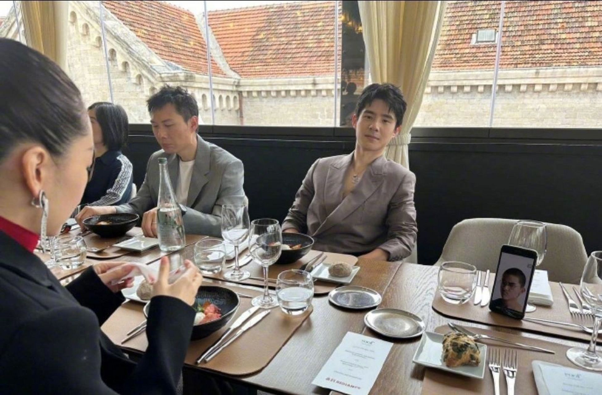 《燃冬》剧组聚餐,刘昊然周冬雨面对面吃饭