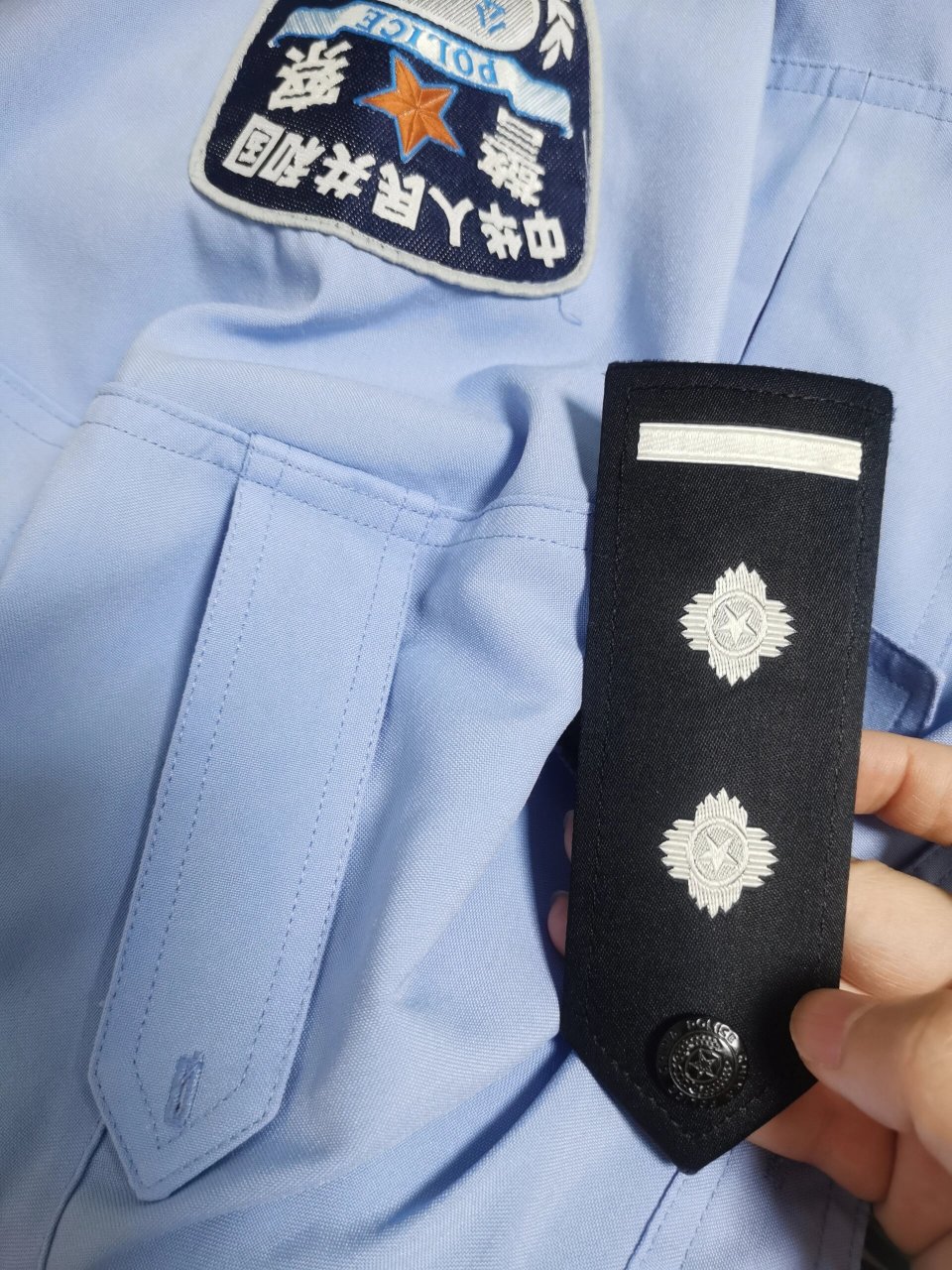 警察的肩章戴法 有没有好奇宝宝想知道警察肩章怎么戴的,我一直都很