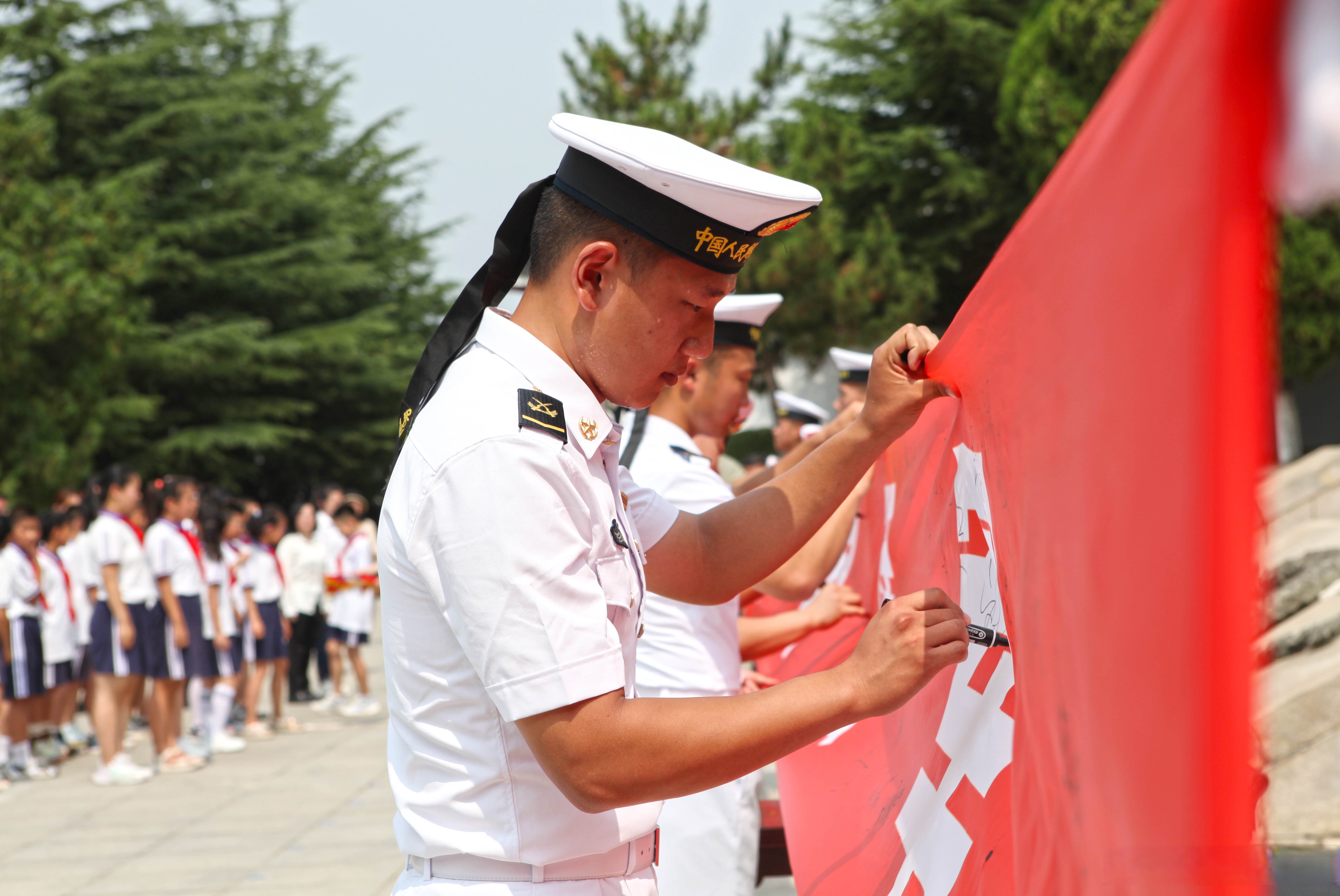 也不能忘记过去】近日,北部战区海军某基地牵头教育协作区部队,政府