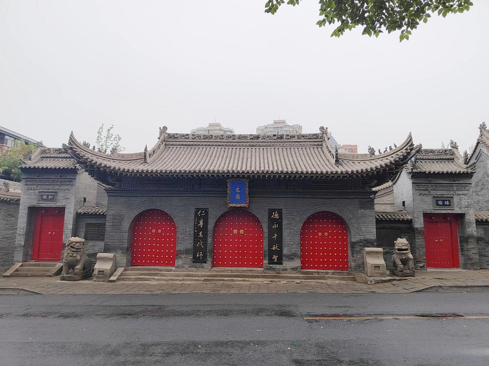 7月9日清晨,在乌鲁木齐市,经过前进路时,看见一座文庙.