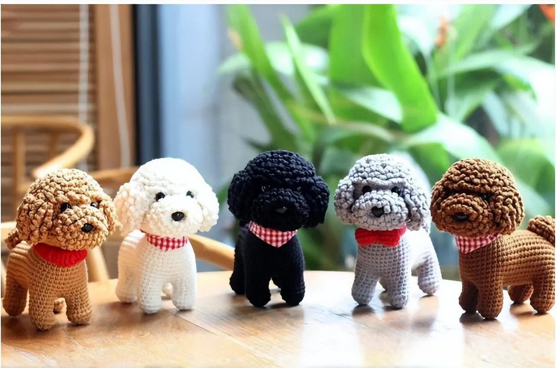 左后腿用螺旋钩针钩织,右后腿是双层钩织.钩织尾