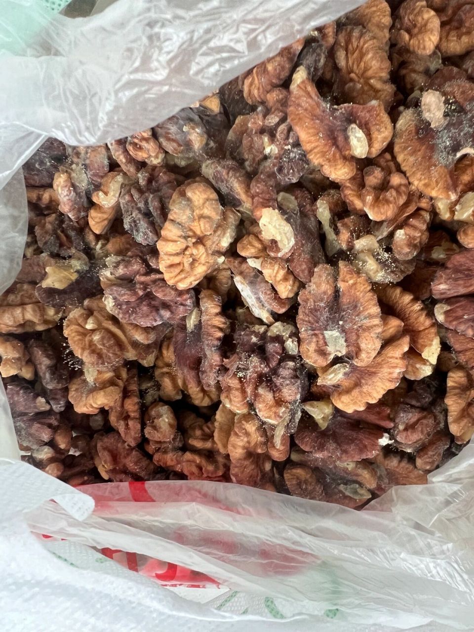 我有一大包的核桃仁 本来今天打开来榨的 发现长霉了 这还能吃吗?