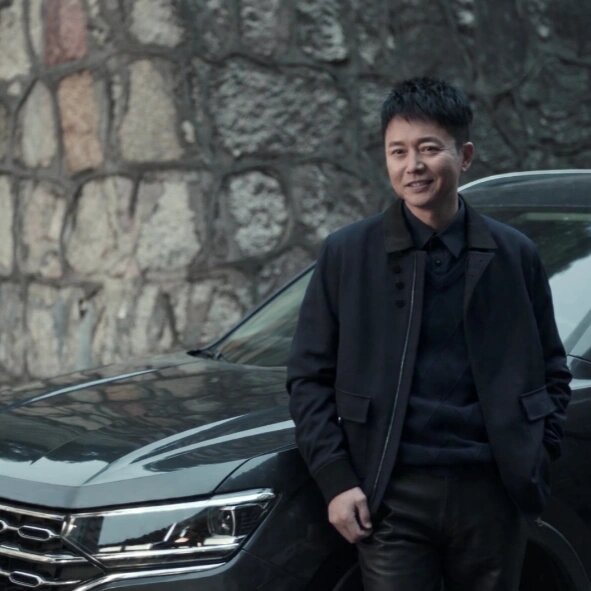 何勇这张真帅 979797何勇接李成阳的时候,站在车边的样子,真帅