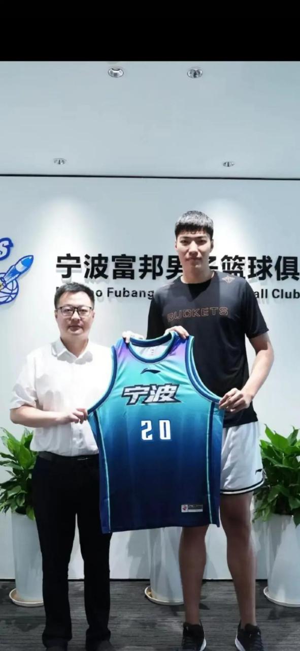 你爱看cba嘛 山东男篮20岁的马鑫鑫,身高2米09,体