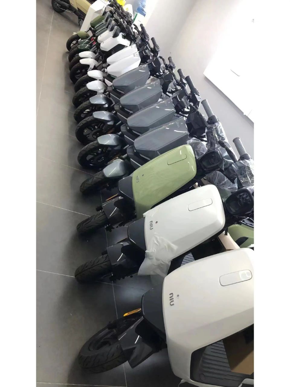 小牛电动车b2 小牛b2颜色齐全 可以装分体后座和一体座垫.