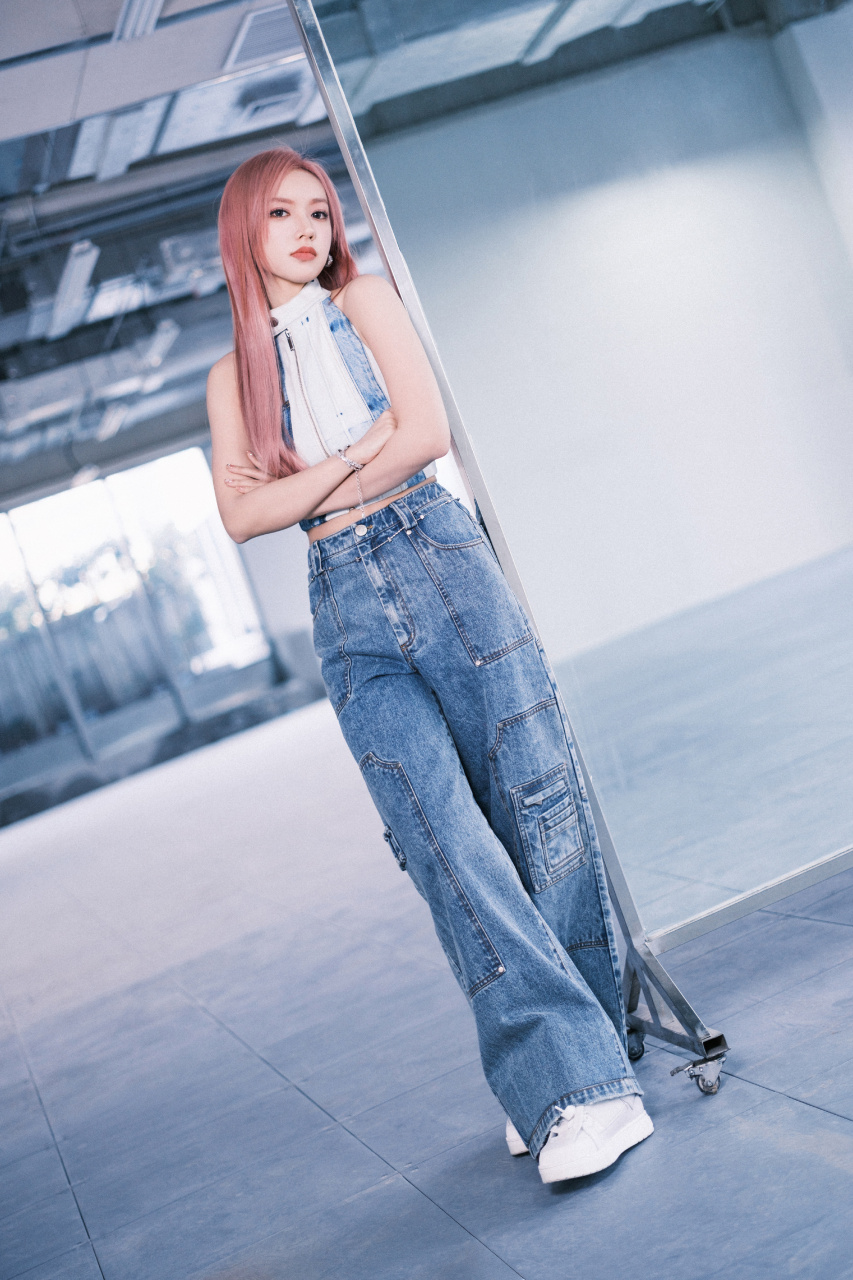 程潇hiphop少女风穿搭,栗色长发,背心牛仔,简约版型勾勒曼妙身姿