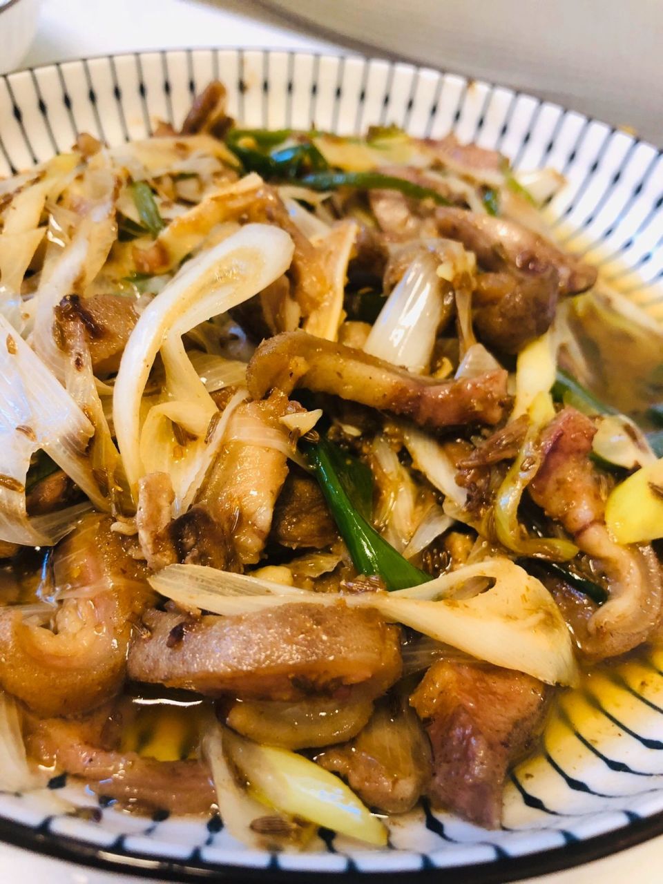 葱爆羊脸 最近羊了个羊有点恼火,吃个羊脸解解压羊脸是半熟的,拿回来