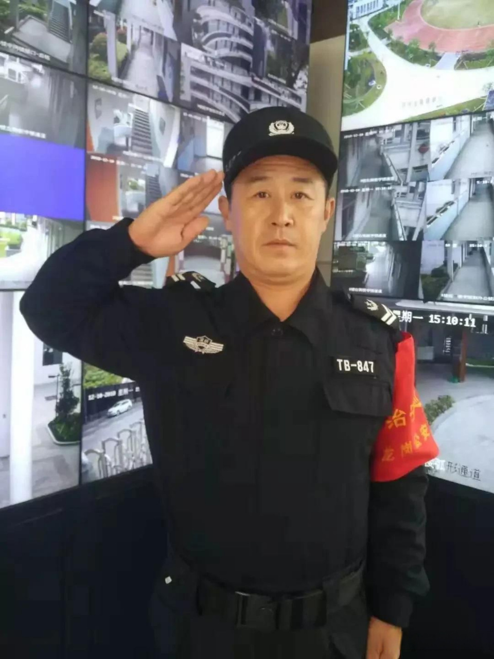 你认为小区保安该不该给业主敬礼首先要界定一下保安的职业性质,这个