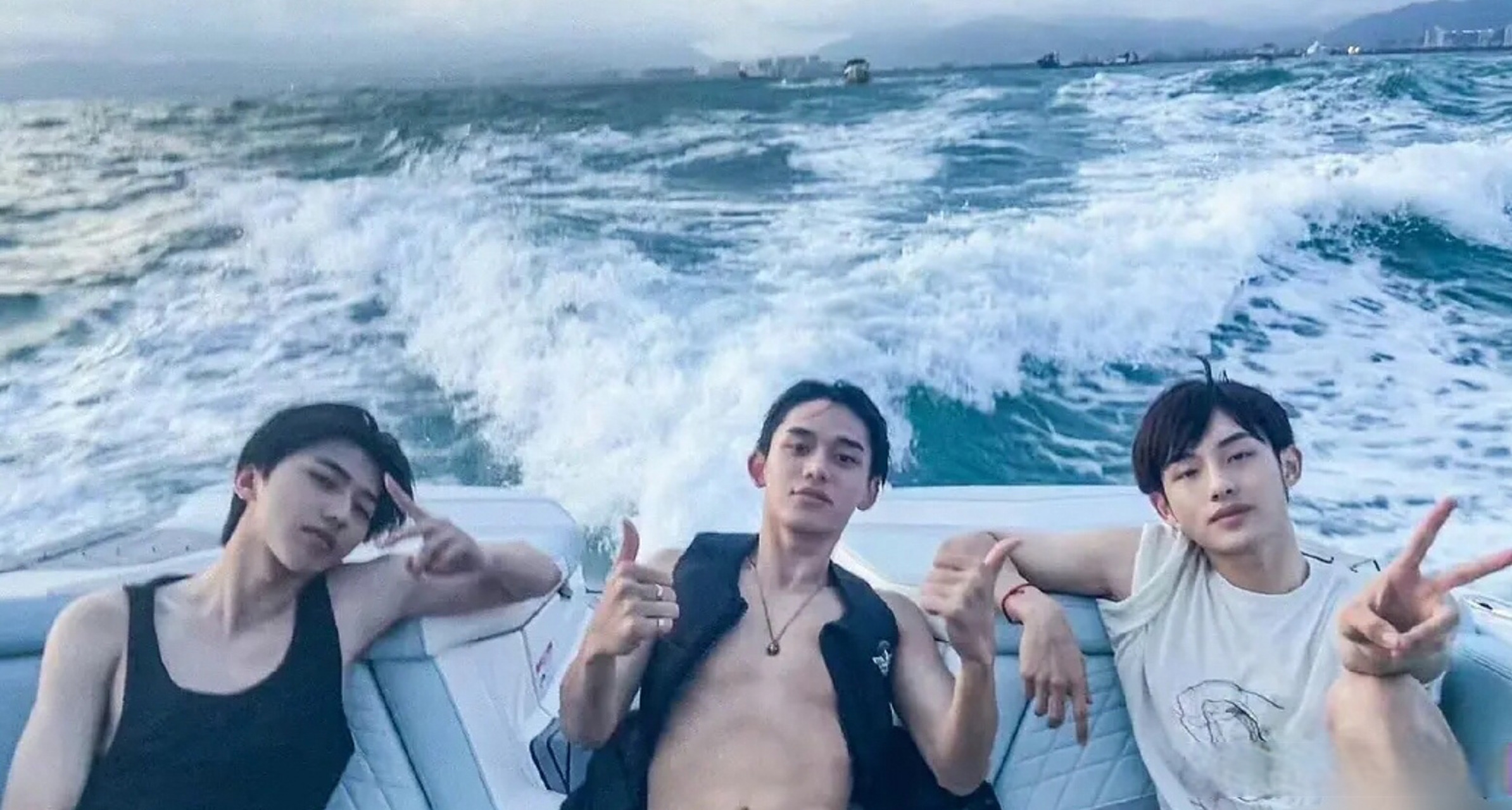 蔡徐坤,黄旭熙,董思成同框,又一张无人能逃脱的合影?