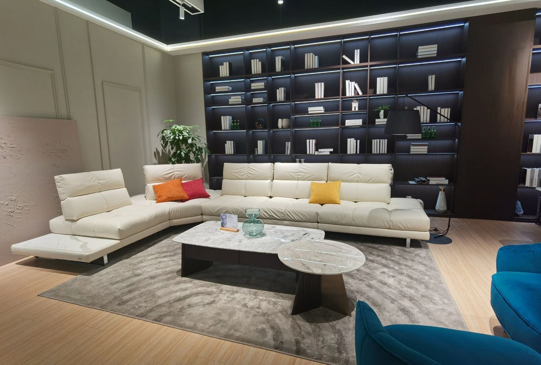 沙发:natuzzi 纳图兹 白色与黑色的碰撞 #沙发# #充满设计感的沙发