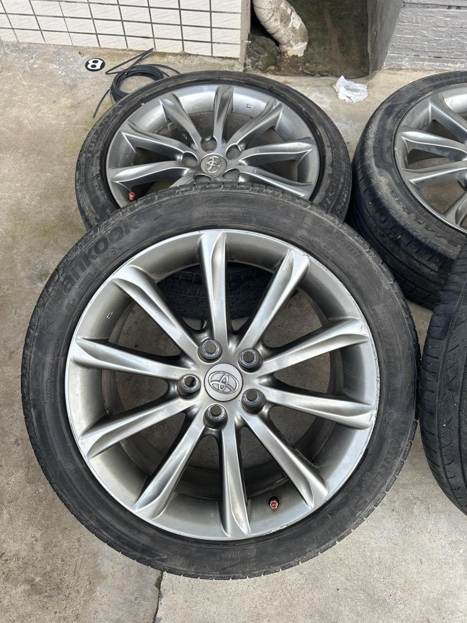 18寸丰田锐志原厂轮毂轮胎 成色很好急出一套 孔距5*114.