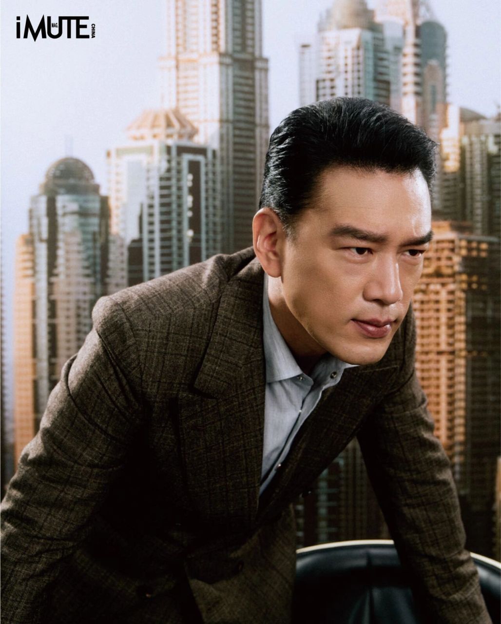 男神王耀庆 王耀庆工作室 身着 # 宝蓝色西装套装及浅棕正装衬衫,# 深