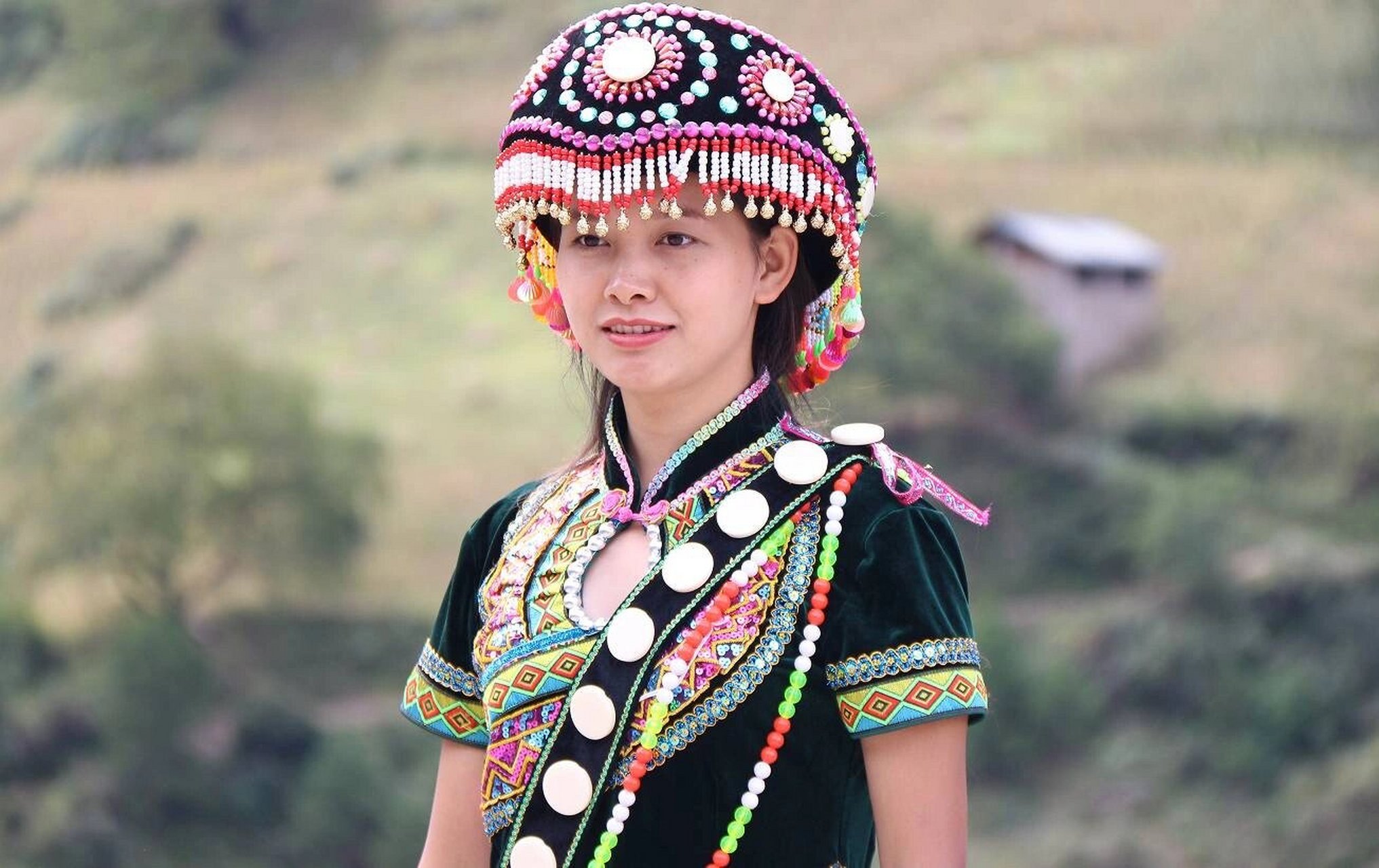 一分钟的时间了解云南傈僳族女性服饰 海楼!大家好!