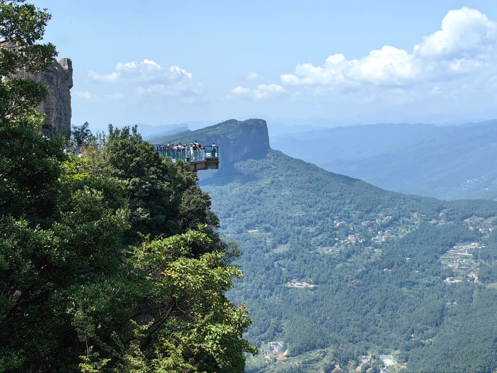 剑门关居于大剑山中断处,两旁断崖峭壁,直入云霄,峰峦倚天似剑,绝崖断