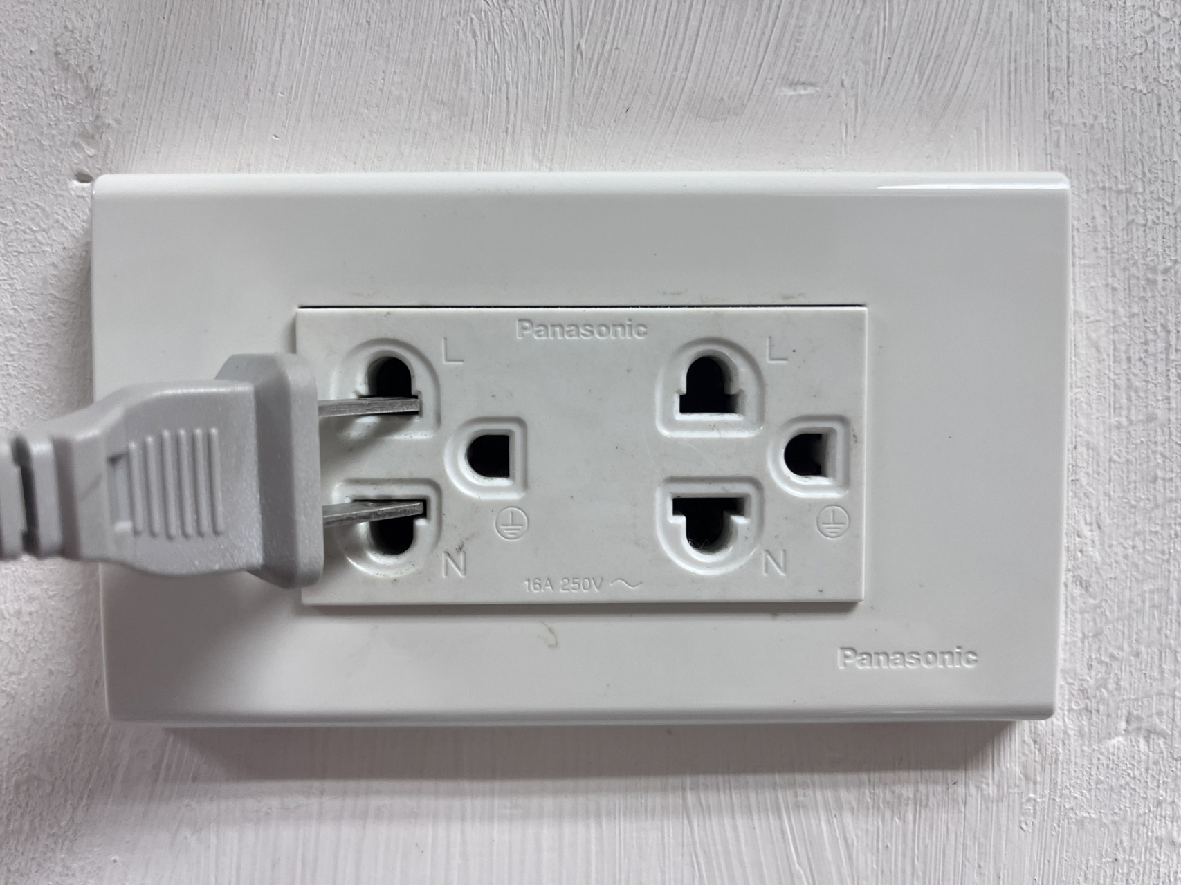 泰国插孔长什么样子?