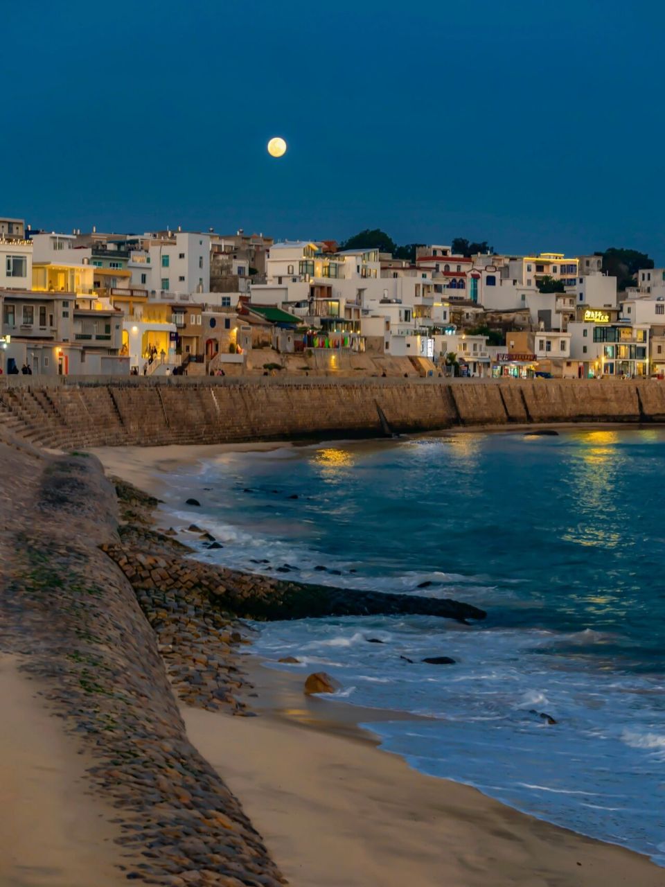 图1-4东山岛南门湾 坐在海边台阶上和朋友悠闲地吹着海风 突然感觉