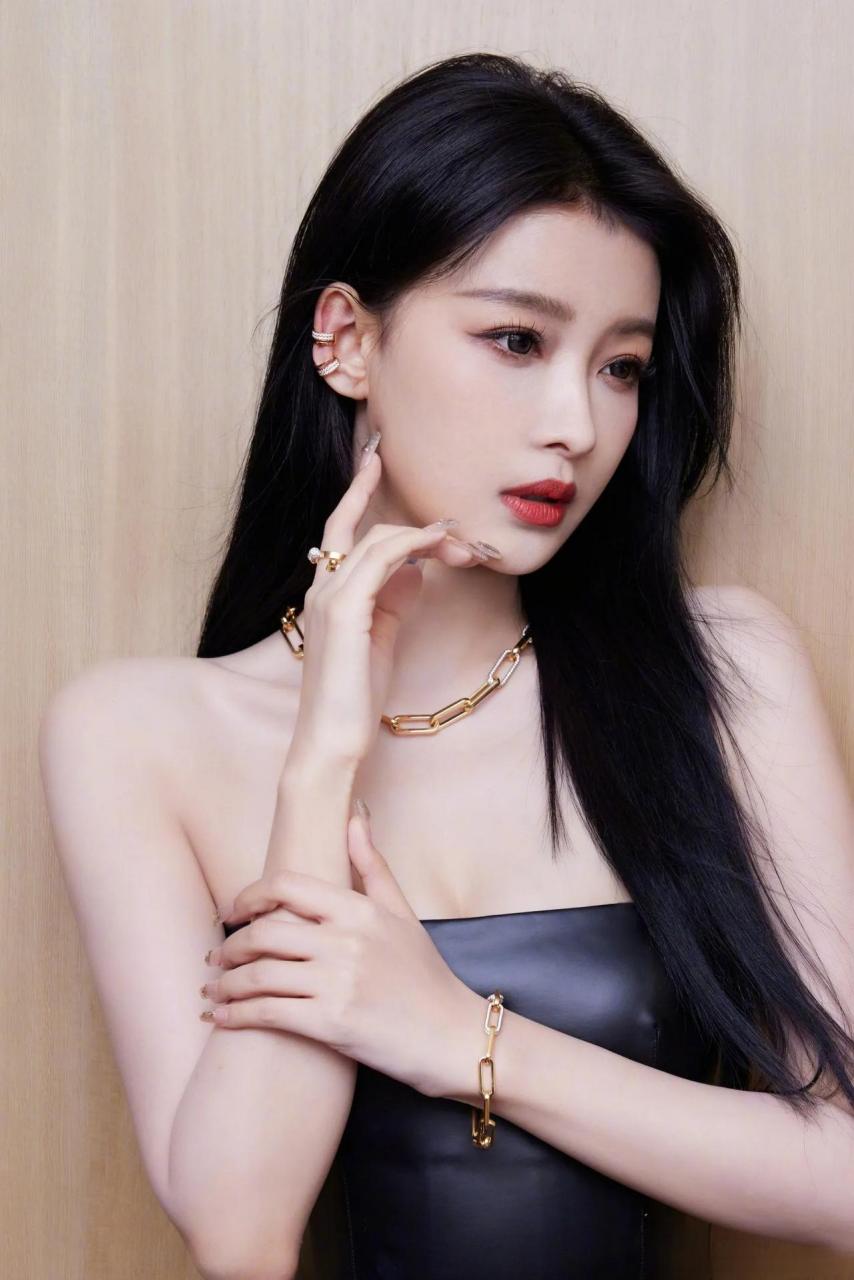 孙怡黑色皮裙好美好性感,完美凸显身材曲线.