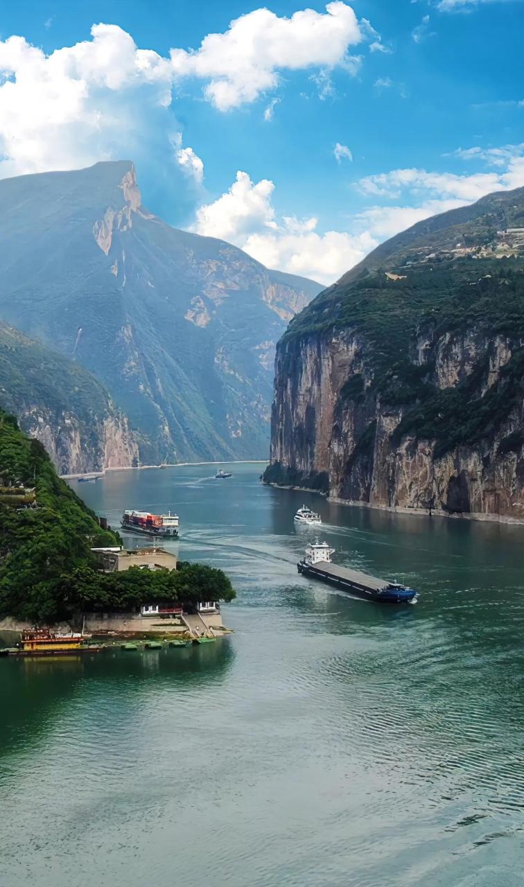 长江三峡西起重庆市奉节县白帝城,东至湖北省宜昌市南津关,自西向东