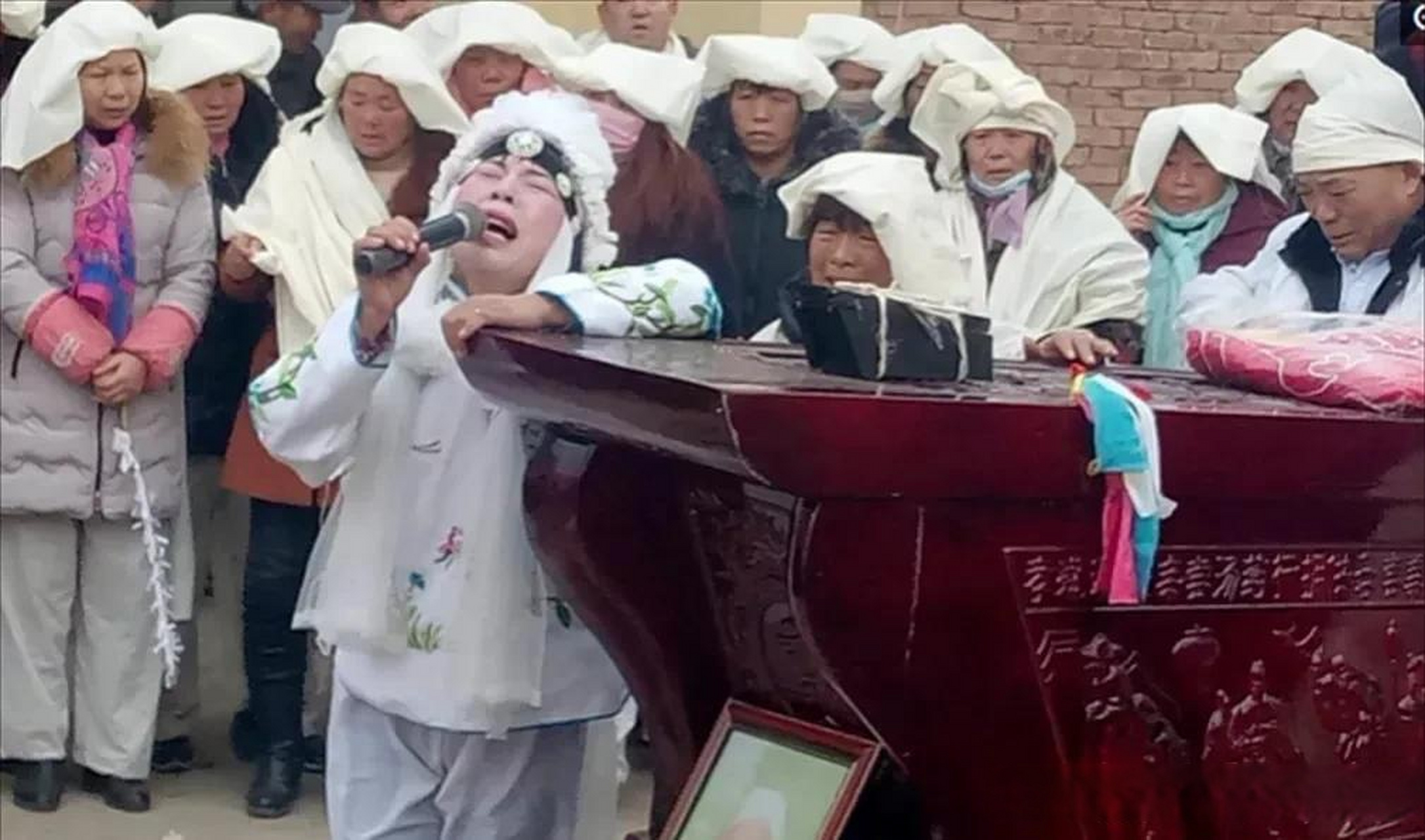 她带领大家哭丧也能走上致富路:在农村有一种新职业,哭丧.