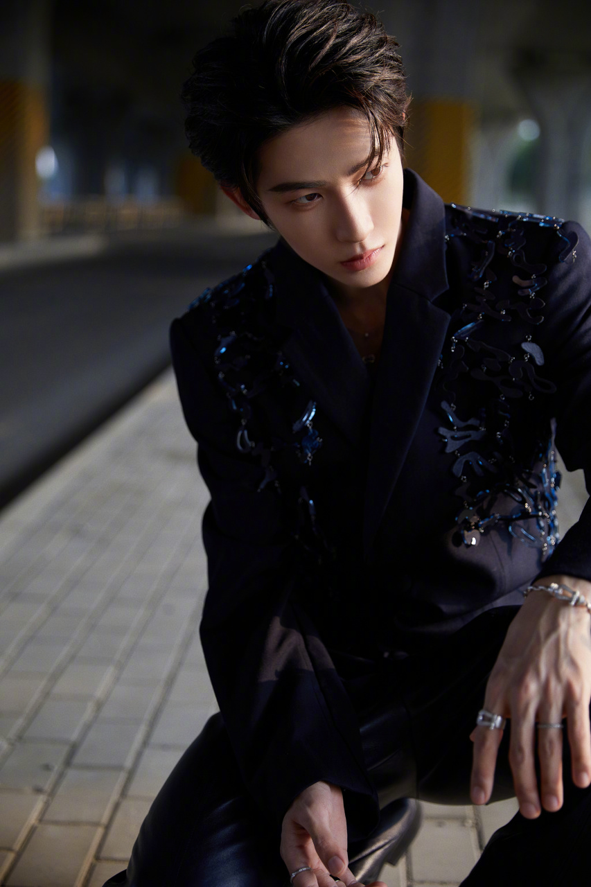 刘宇西装上的刺绣好满##微博音乐盛典# 刘宇 yu_ 一身homolog花卉