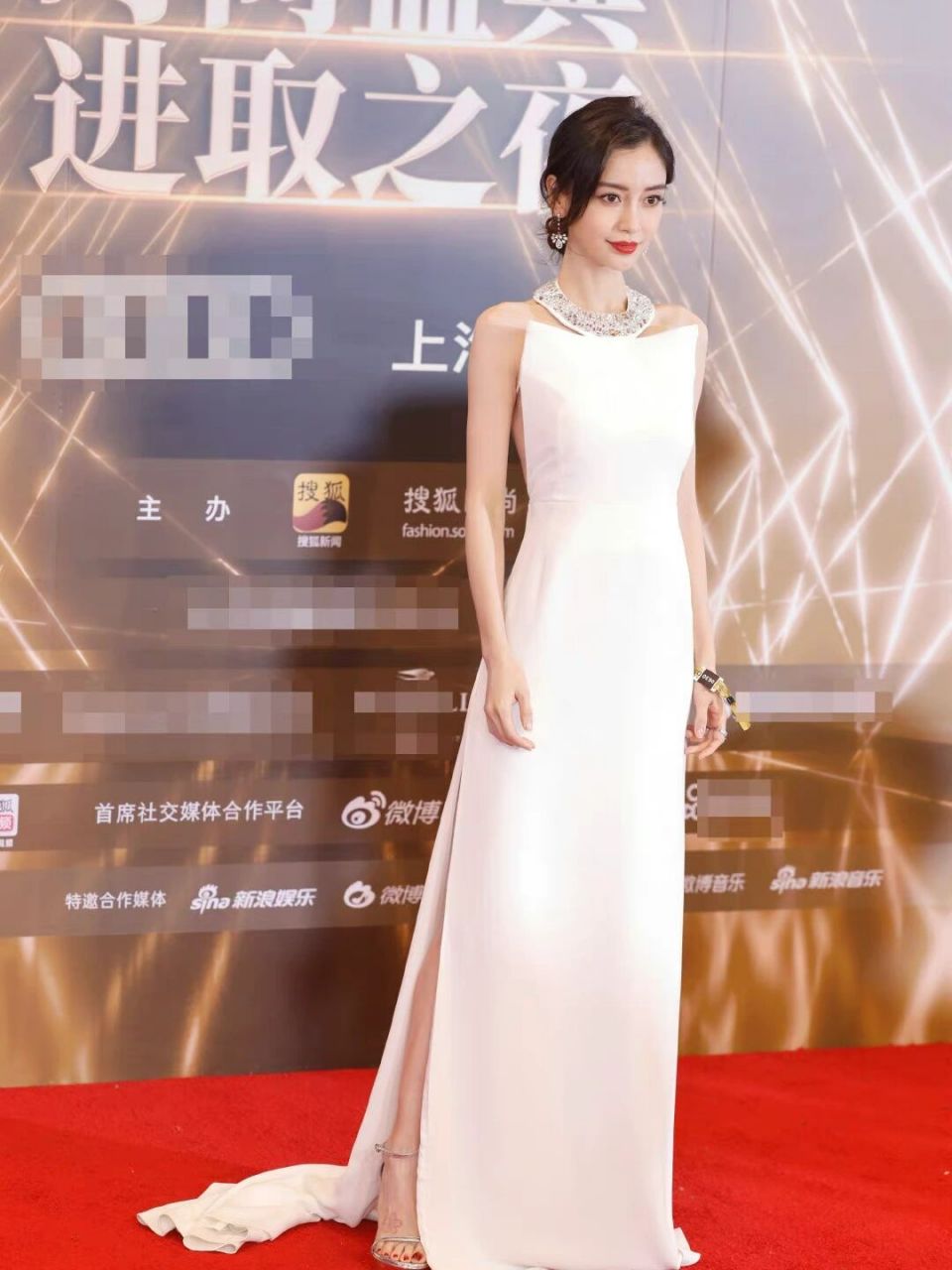 angelababy今日身穿azzaro 2021秋冬高定出席搜狐时尚时尚盛典,生图