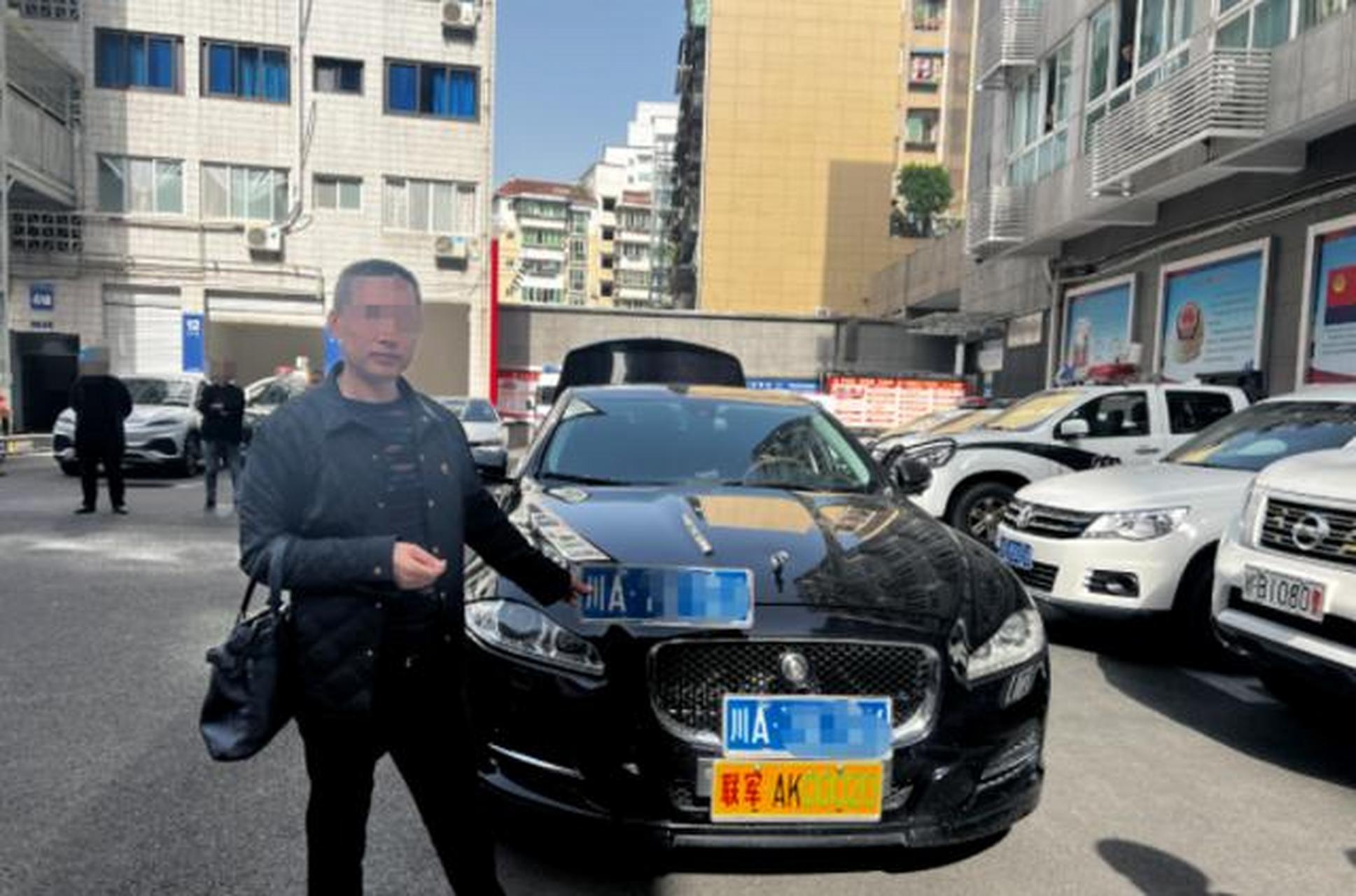 【假车牌被查司机亮出联合国机动车驾驶证】4月6日,四川绵阳公安交警