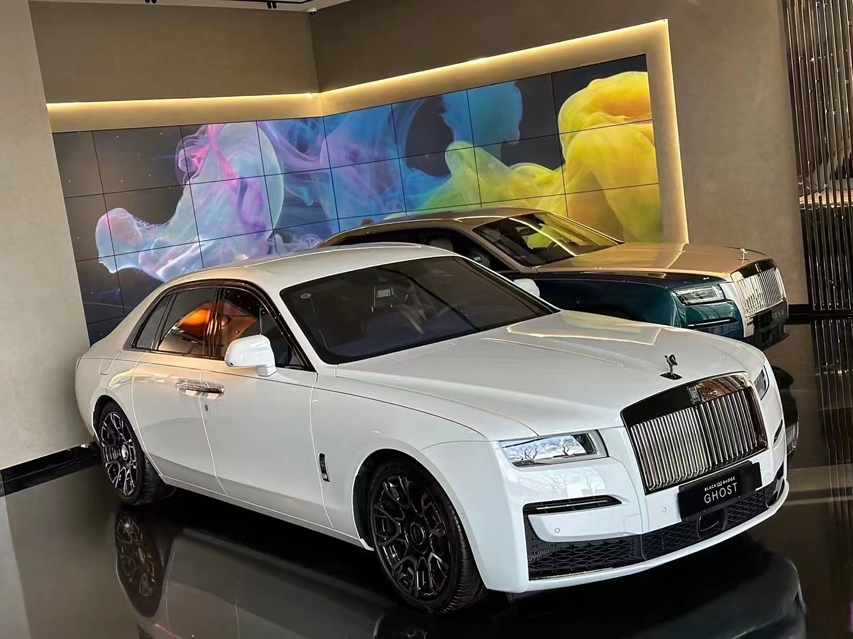 豪车超跑# 劳斯莱斯古思特bb版,白外蓝内,这么大的轮胎扁平比,坐撞换