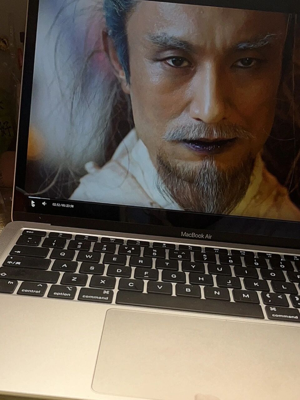 别以为你换了一身衣服我就不认识你 看鬼怪的时候快被紫薯精吓死了 一