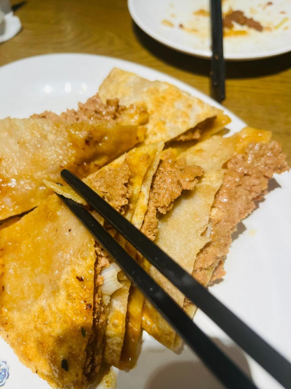 一个很小的不起眼的店,河沿肉饼,都下午三点了排队的人还是很多.
