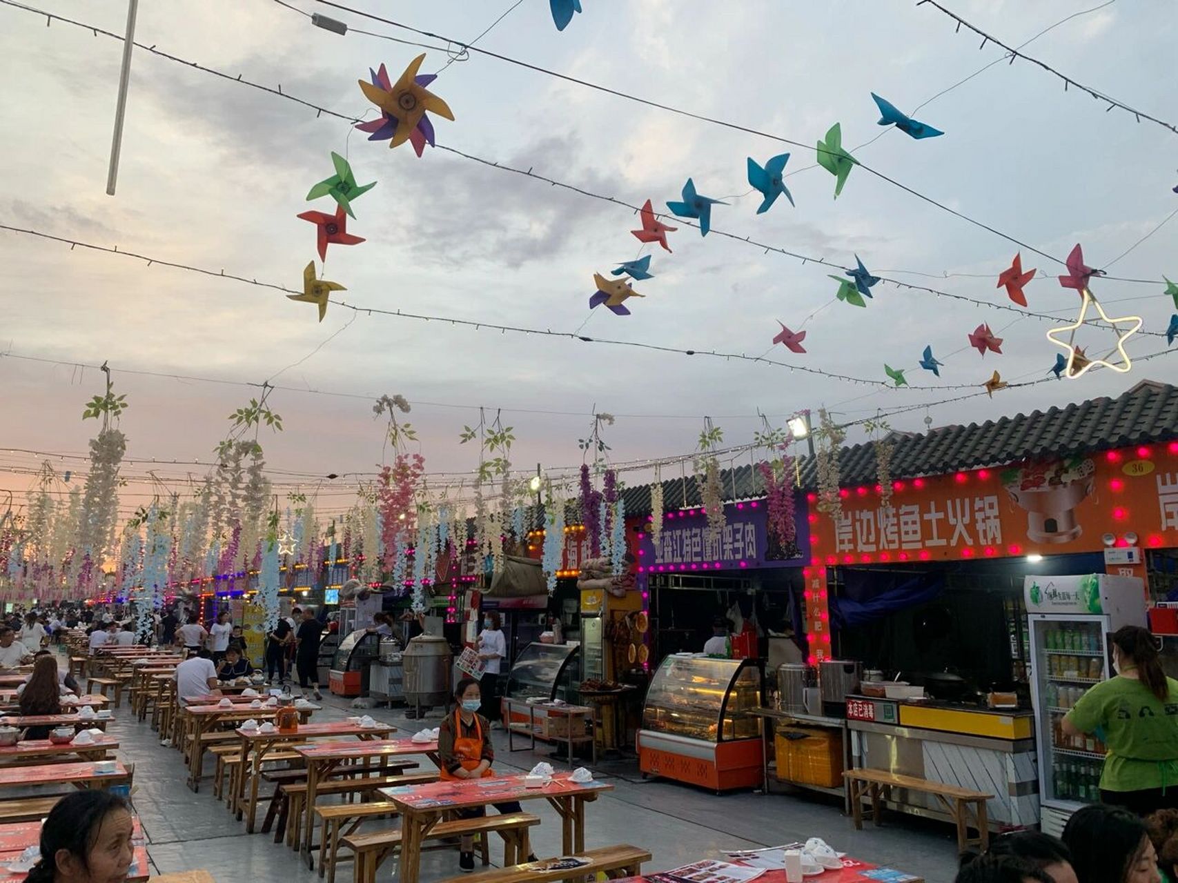 哈密夜市天花板,各种新疆美食一网打尽 好久没有回哈密,今天家人带我