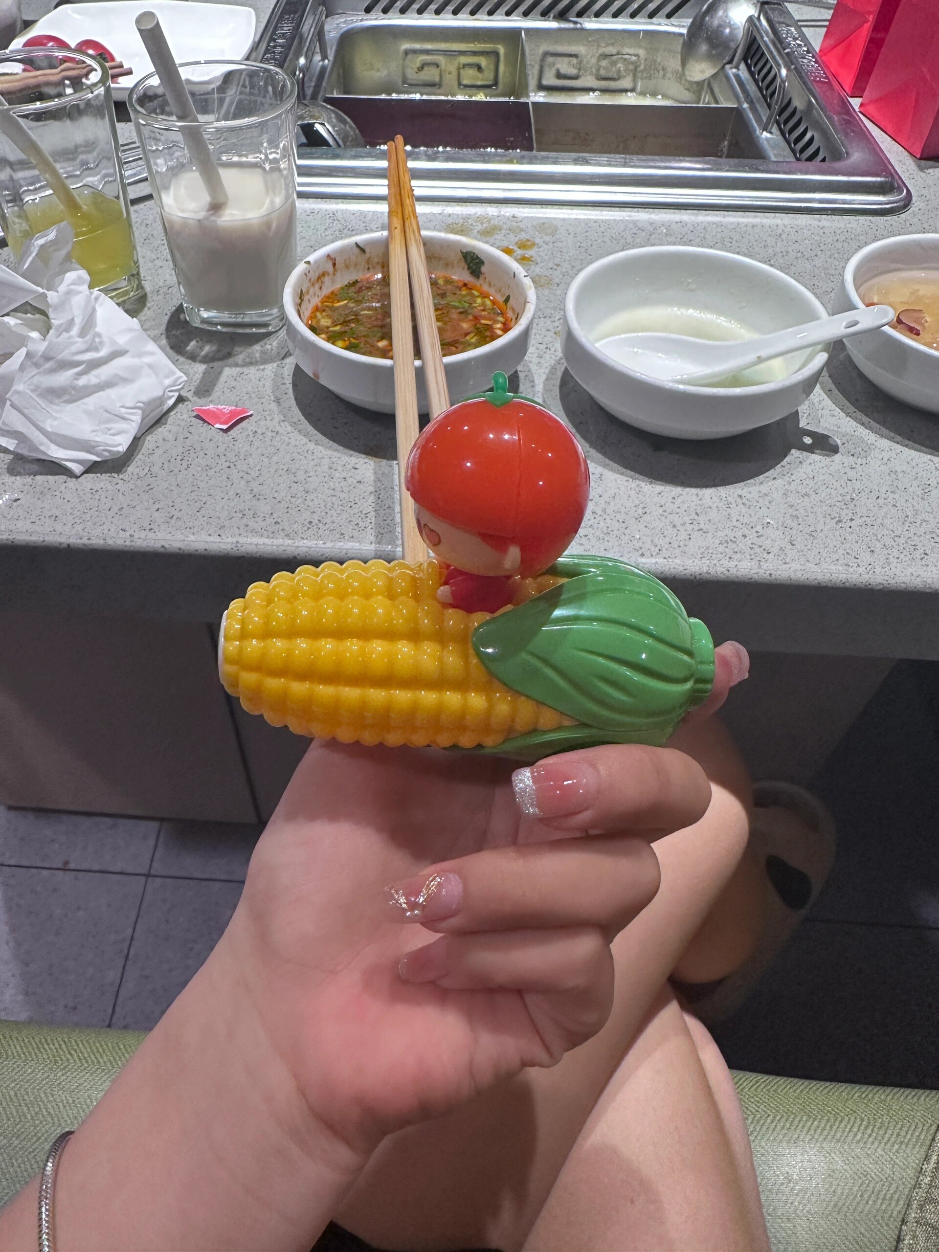 海底捞三根牙签如果摆出两个三角形 如何摆出?