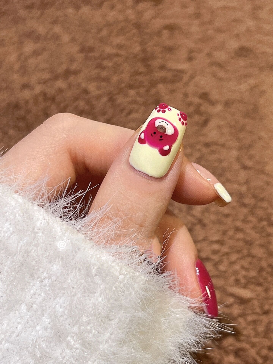 秋冬小清新超可爱的手绘美甲|小草莓草莓熊